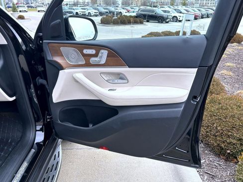 Used 2022 Mercedes-Benz GLS 580 4MATIC image 16