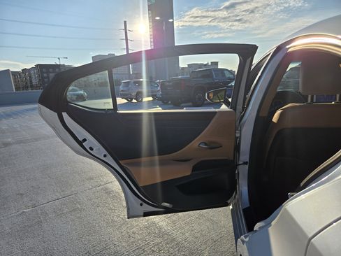 Used 2023 Lexus ES 350 w/ Premium Package FWD image 18