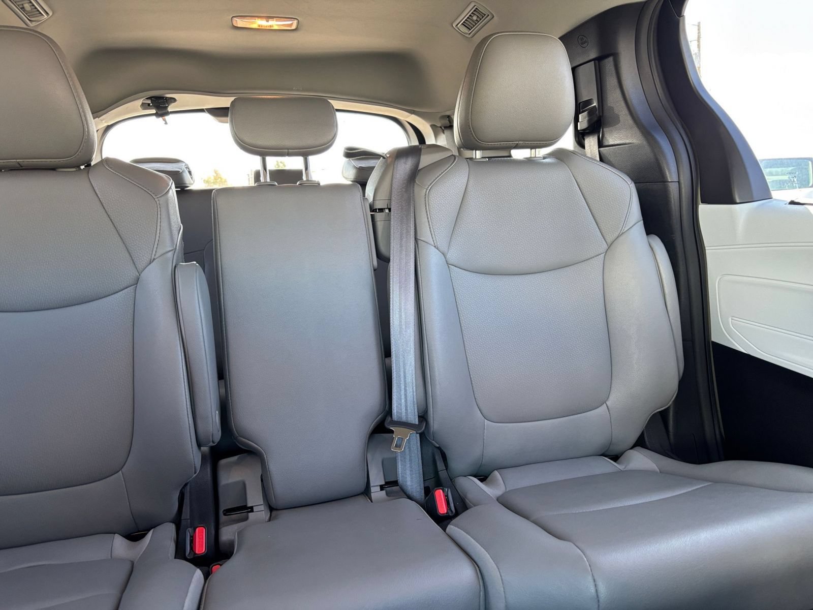 Used 2025 Toyota Sienna XLE FWD image 39
