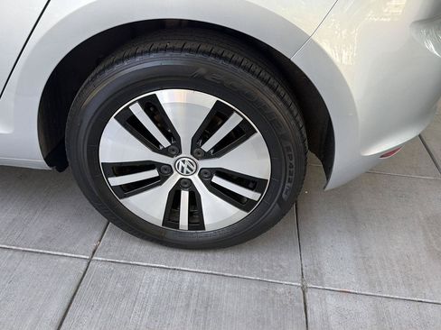 Used 2016 Volkswagen e-Golf SE w/ DC Fast Charging Package FWD image 12