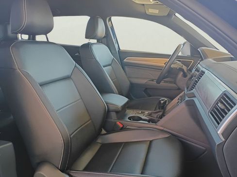 Used 2021 Volkswagen Atlas Cross Sport SE FWD image 3
