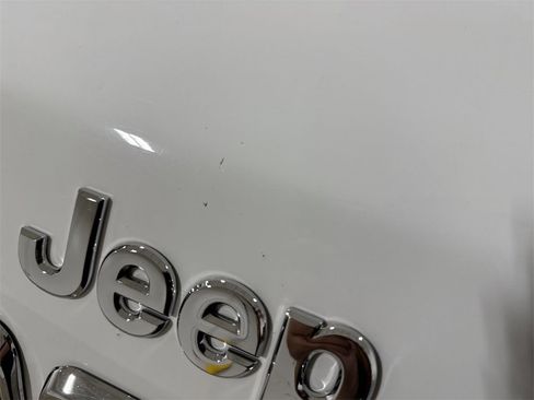 Used 2019 Jeep Cherokee Latitude w/ Popular Appearance Group image 34