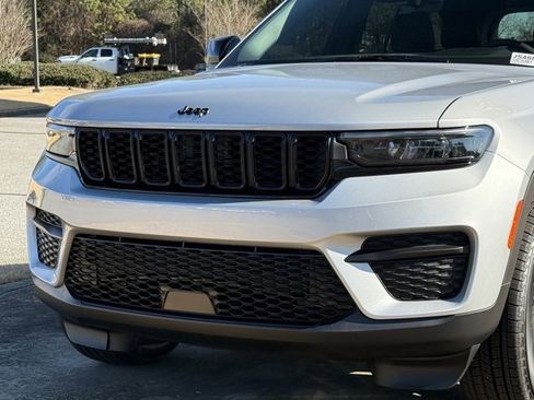 New 2025 Jeep Grand Cherokee Altitude image 10