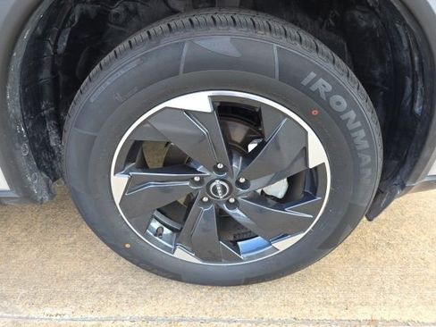 Used 2025 Nissan Rogue SV image 11