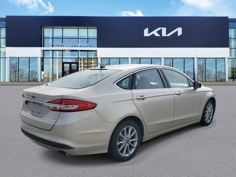 Used 2017 Ford Fusion SE w/ Fusion SE Technology Package image 3