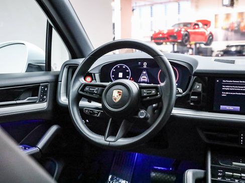 Used 2025 Porsche Cayenne image 19