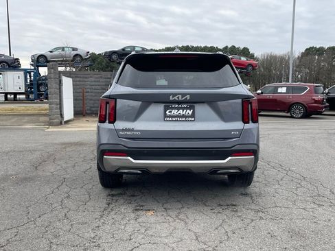 Used 2025 Kia Sorento S image 6