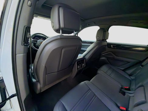 Used 2023 Porsche Cayenne Platinum Edition image 25