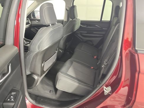 Used 2023 Jeep Grand Cherokee Laredo image 13