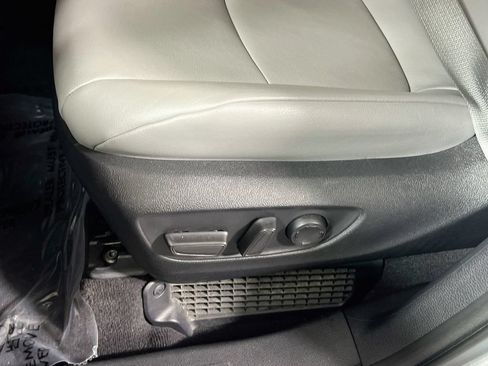 Certified 2025 Toyota Sienna XLE FWD image 17