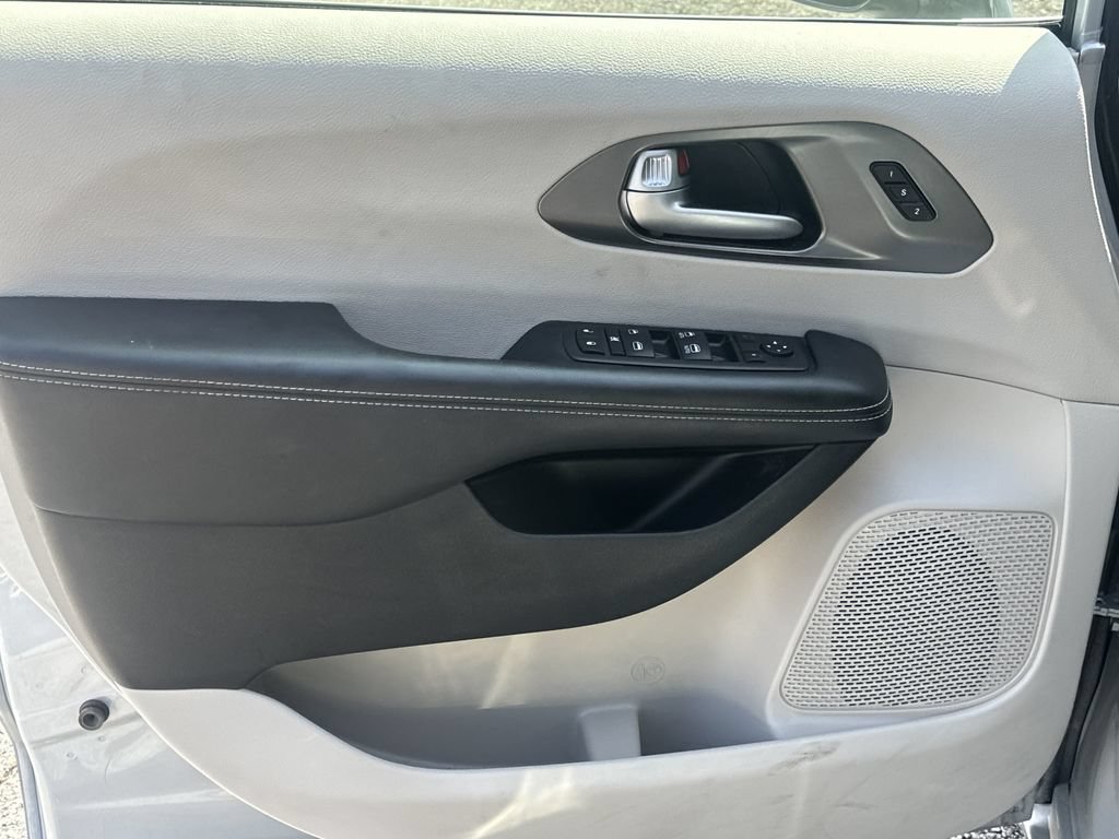 Used 2024 Chrysler Pacifica Touring-L FWD image 10