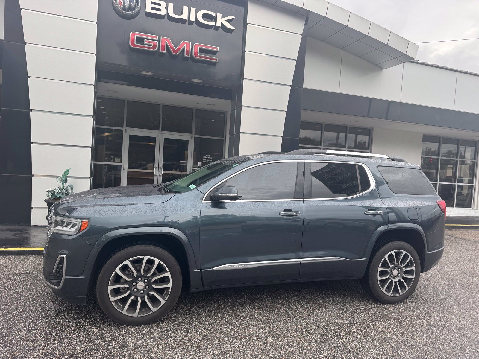 Used 2020 GMC Acadia Denali w/ Trailering Package FWD image 3
