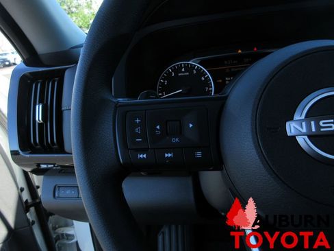 Used 2025 Nissan Pathfinder S image 11