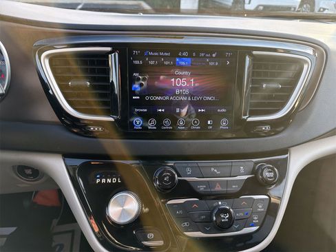 Used 2017 Chrysler Pacifica Touring-L image 13