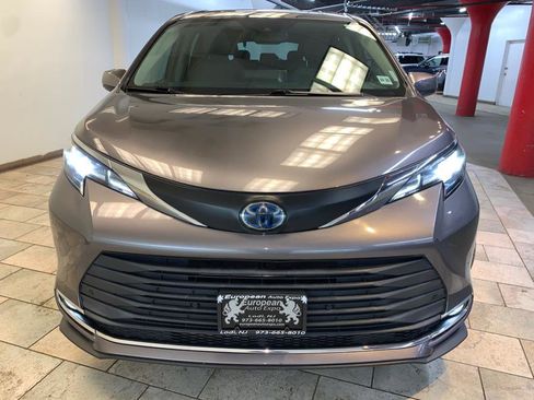 Used 2021 Toyota Sienna XLE image 4