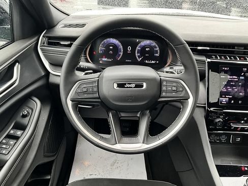 Used 2025 Jeep Grand Cherokee Altitude AWD/4WD image 35