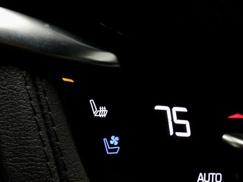 Used 2025 Cadillac XT6 Premium Luxury image 5