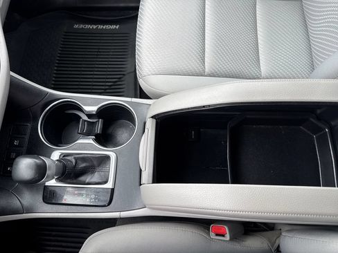 Used 2019 Toyota Highlander LE AWD/4WD image 23