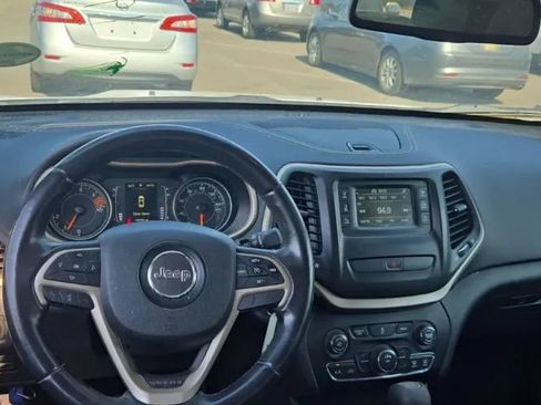 Used 2016 Jeep Cherokee Latitude FWD image 3