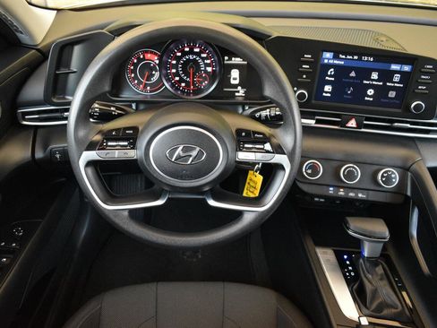 Used 2023 Hyundai Elantra SE FWD image 13