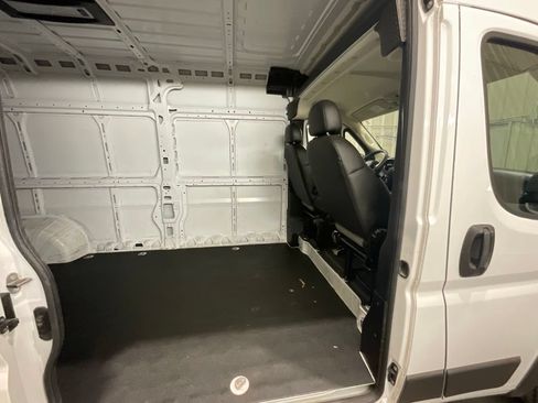 Used 2025 RAM ProMaster 2500 w/ Convenience Group FWD image 12