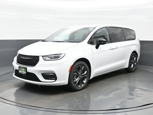 New 2026 Chrysler Pacifica Select image 2