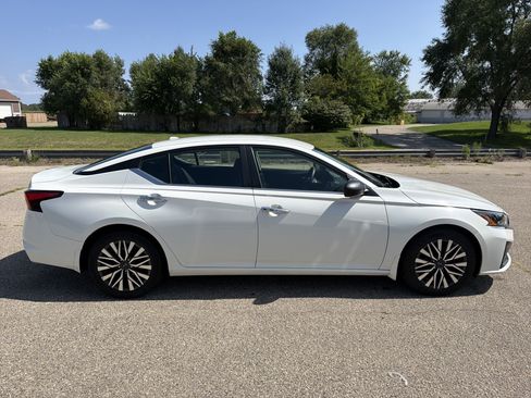Used 2024 Nissan Altima 2.5 SV FWD image 2