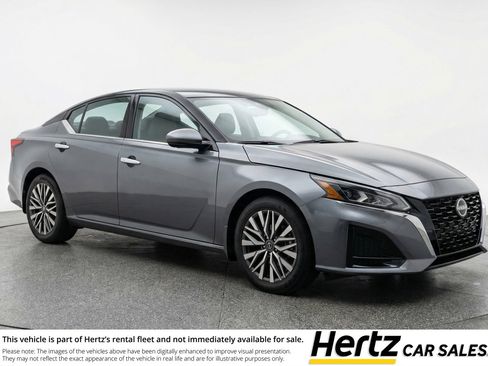 Used 2025 Nissan Altima 2.5 SV image 1