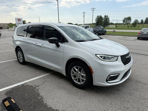 Used 2026 Chrysler Pacifica Select FWD image 3