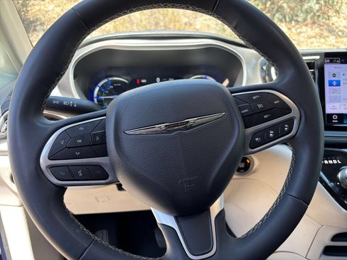 Used 2023 Chrysler Pacifica Touring-L FWD image 25