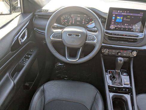 Used 2025 Jeep Compass Trailhawk AWD/4WD image 17