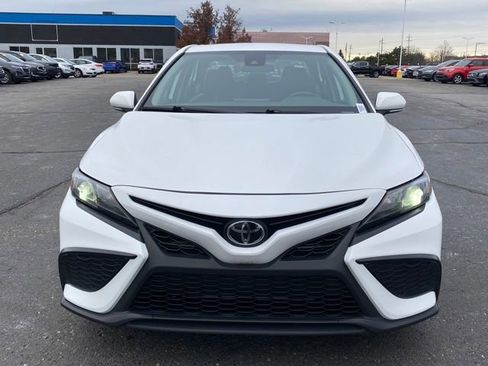 Used 2022 Toyota Camry SE image 3