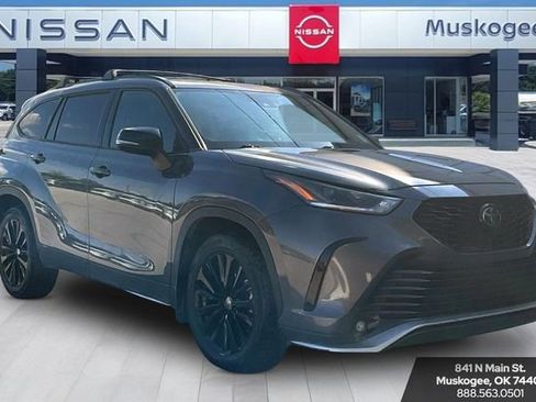 Used 2023 Toyota Highlander XSE FWD image 1