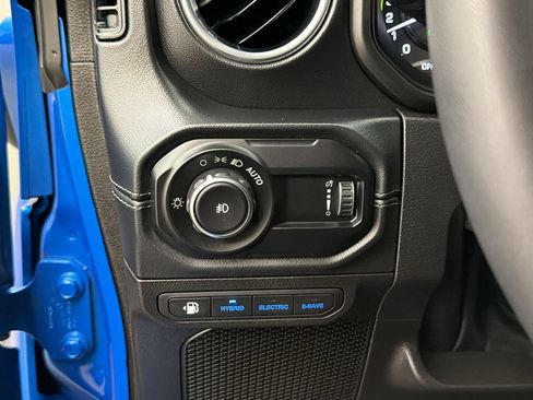 Used 2024 Jeep Wrangler Unlimited Sahara w/ Technology Group AWD/4WD image 30