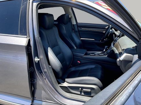 Used 2018 Honda Accord Touring image 7