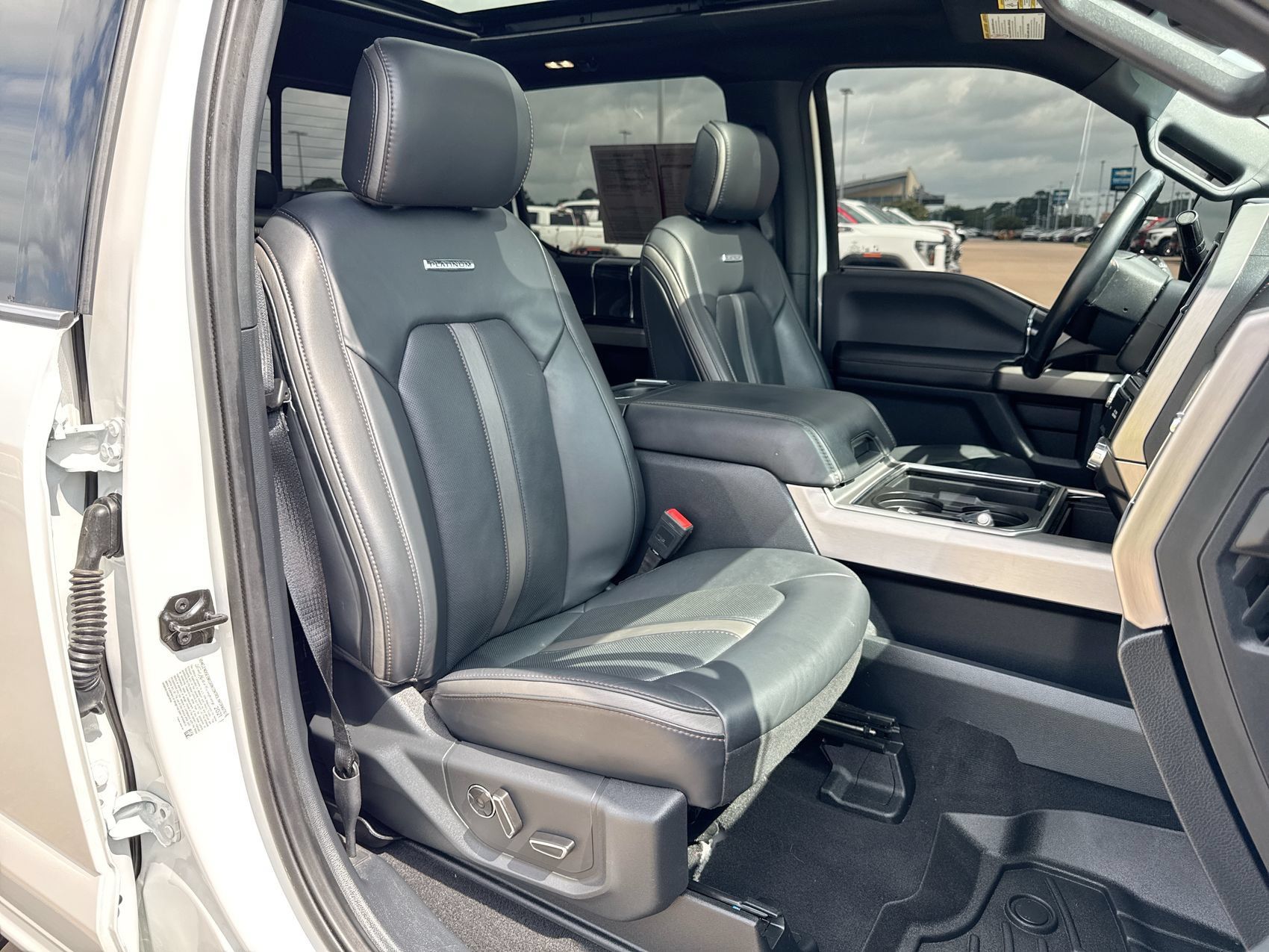 Used 2022 Ford F250 Platinum w/ FX4 Off-Road Package AWD/4WD image 26