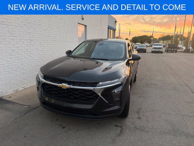 Used 2024 Chevrolet Trax LS w/ LS Convenience Package FWD image 2