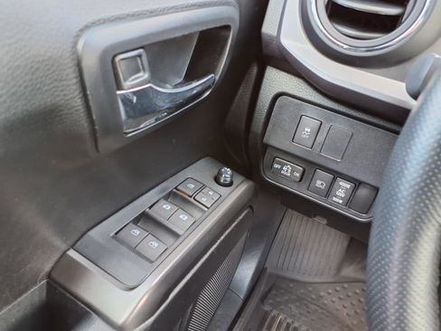 Used 2021 Toyota Tacoma TRD Off-Road w/ TRD Premium Off Road Package image 22