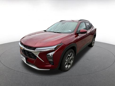 Used 2025 Chevrolet Trax LT w/ LT Convenience Package image 3