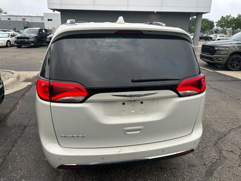 Used 2020 Chrysler Pacifica Touring-L FWD image 3