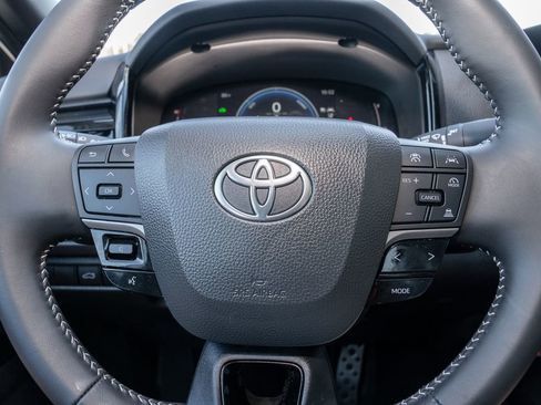 Used 2025 Toyota Camry SE image 16