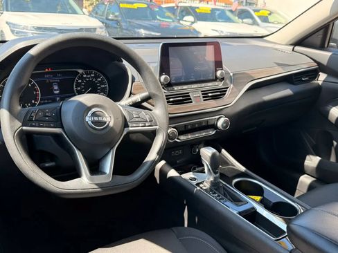 Used 2024 Nissan Altima 2.5 SV FWD image 17