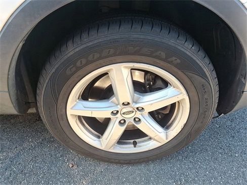 Used 2017 Ford Explorer XLT w/ Equipment Group 202A image 6