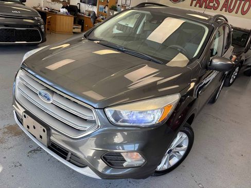 Used 2018 Ford Escape SE w/ Ford Safe & Smart Package image 9