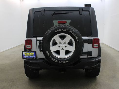 Used 2017 Jeep Wrangler Unlimited Rubicon AWD/4WD image 4