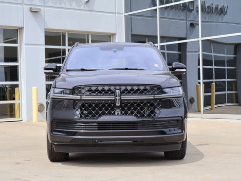Used 2025 Lincoln Navigator Reserve w/ Jet Appearance Package AWD/4WD image 2