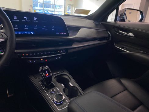 Used 2025 Cadillac XT4 Sport image 15