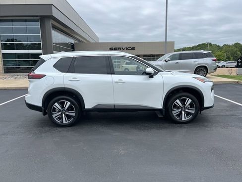 Used 2025 Nissan Rogue SL AWD/4WD image 2