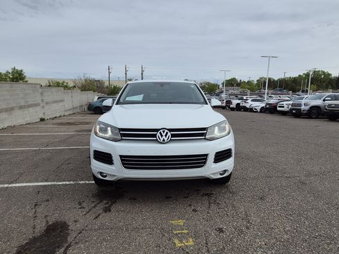 Used 2014 Volkswagen Touareg Sport image 8