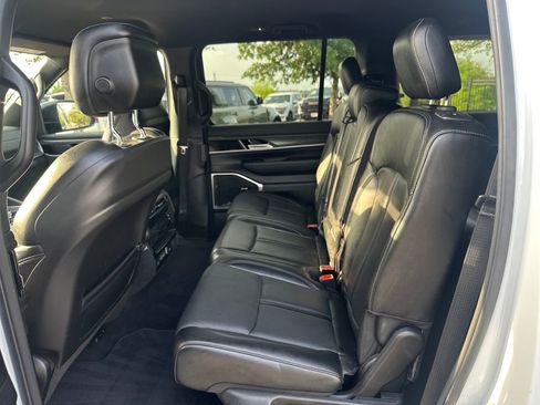Used 2023 Jeep Wagoneer L Series II RWD image 21